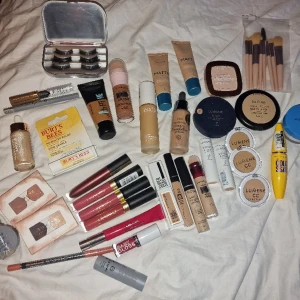 Smink - Säljer smink som blivit över från när vi sminkade folk på salongen,  oanvänt och oöppnade.  Allt säljs i olika priser och paketfixas ordnas🦋 MAYBELLINE ERASER CONCEALER SÅLD