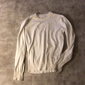 Vit stickad tröja - Jag säljer en jätte fin tunn stickad tröja från märket saint. Storlek xs men passar även S. Priset går såklart att sänka vid snabb affär så det är bara att komma med förslag om ni har några.