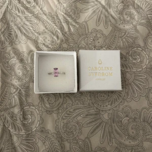 Caroline Svedbom ring  - Säljer min Caroline Svedbom då jag fått den i present men aldrig använt den pågrund av att den inte faller mig i smaken💜