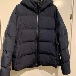 UNIQLO jacka mörkblå - Ny jacka från Uniqlo. Använd en gång. Kvitto finns. Ny 1799 kr