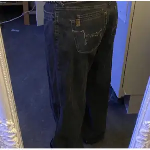 Otroligt snygga lågmidjade baggy jeans med detaljer på bakfickan😍😍 säljer då de är för korta på mig, är 172cm. Priset går att diskuteras💞