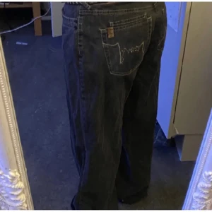 Y2k oversized/baggy jeans  - Otroligt snygga lågmidjade baggy jeans med detaljer på bakfickan😍😍 säljer då de är för korta på mig, är 172cm. Priset går att diskuteras💞