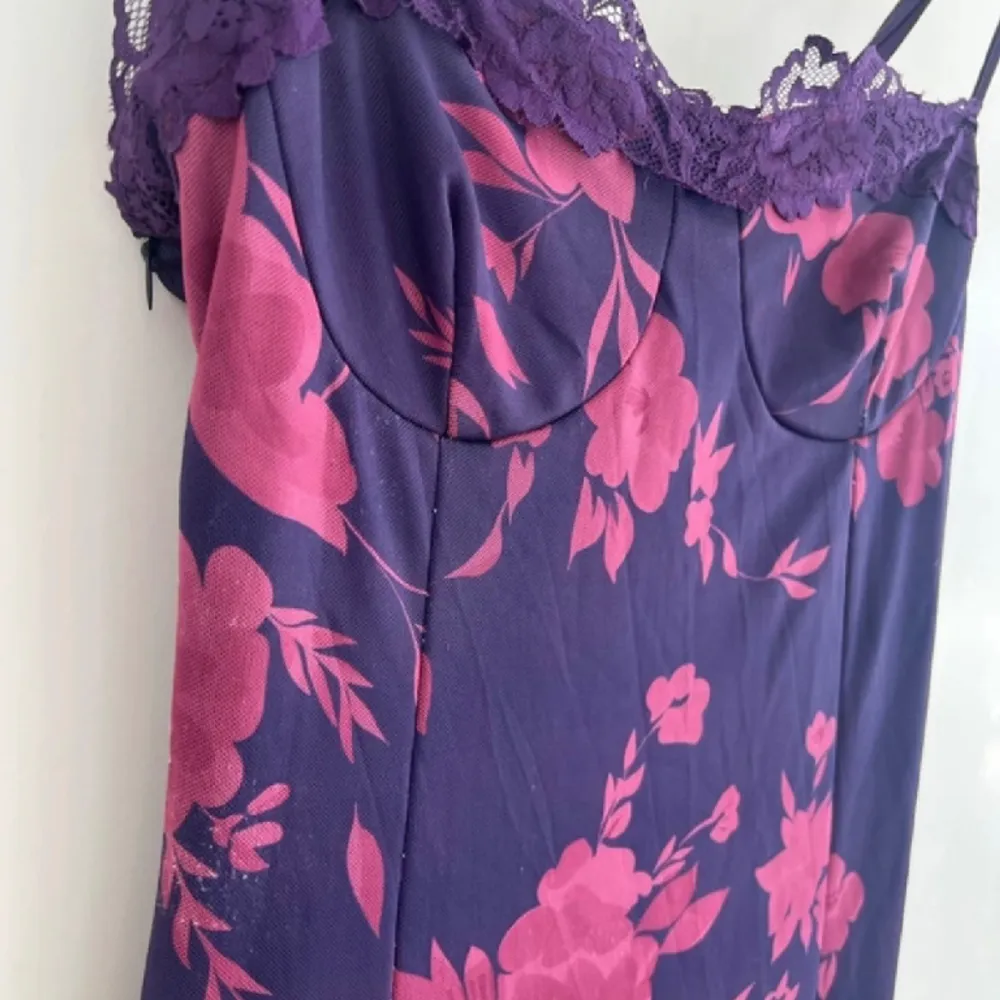 Beautiful purple dress, bodycon, and with corset like strings on the back. Perfect for holiday season :)   Brand is not uo, just has not a popular brand name. Klänningar.