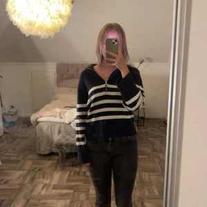 Randig kofta - Nästan aldrig använd. Jätte skön och väldigt fin. Säljer den för att den är för stor för mig. Pris kan diskuteras💞