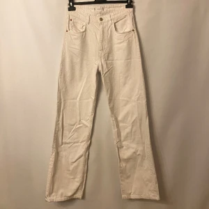 Vita jeans - Vita jeans med hög midja. Jag har klippt bort lapparna då jag använt dom nedvikta för att få en lägre midja. Märke: Zara. Storlek: 36/38