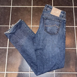 Jacob coën jeans  - Tjena säljer dom här jacob coën jeansen som ja köpt på plick för ett tag sen. Säljer dom pågrund av att dom e lite för stora för mig. Annars fint skick. Bara några trådar som hänger vid foten typ som ni ser. Storlek 34.