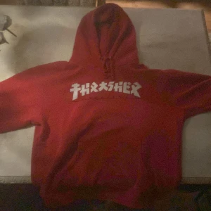 Thrasher hoodie  - Bra skick, finns lite sprickor i trycket