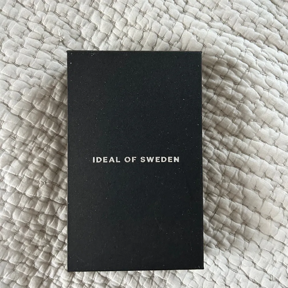 Helt nytt skal från Ideal of Sweden  iPhone 13. Accessoarer.