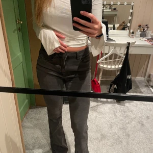 Jeans - Mörkgrå bootcut midwaist/lowwaist jeans från asos, märket noisy. W26 L32