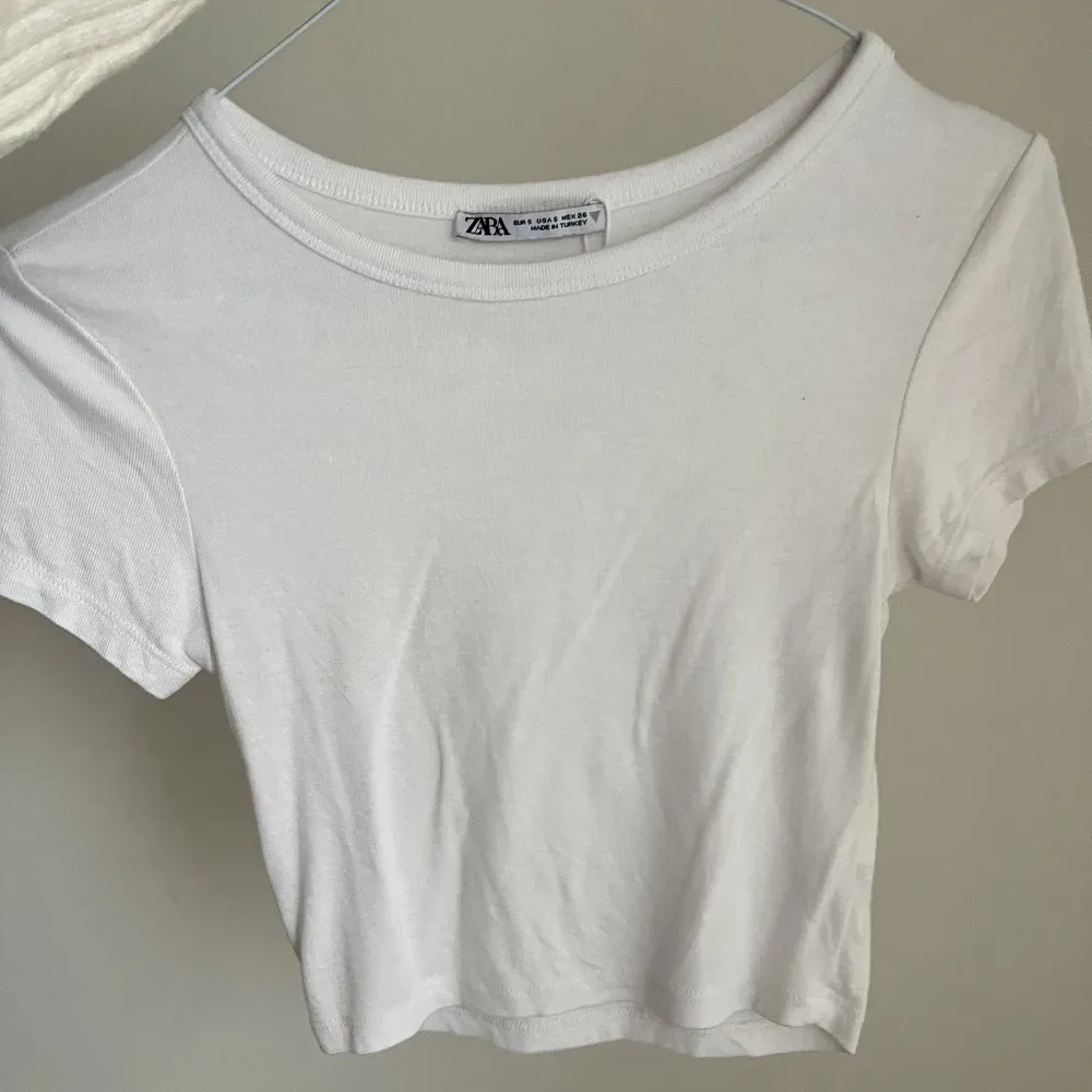 Kort t-shirt från Zara som använts 1 gång bara. Storlek s 🫶🏻 Bra basplagg. T-shirts.