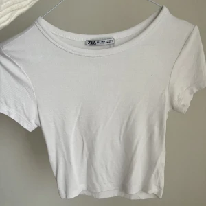T-shirt  - Kort t-shirt från Zara som använts 1 gång bara. Storlek s 🫶🏻 Bra basplagg