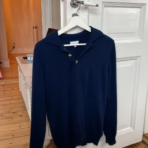 Kashmir tröja - En tröja i en fin mörkblå färg  som är 100% Kashmir från Davida. Tröjan har knappar och är använd max 5 ggr därav väldigt bra skick. Nypris är 2700kr mitt pris är 899kr