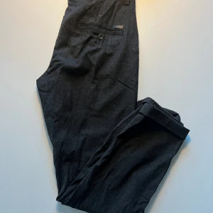 Svartrutiga kostymbyxor från Jack & Jones - Svartrutiga kostymbyxor med tightare passform från Jack and Jones. Nästan helt oanvända