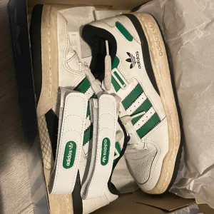 Forum Low W - Ett par jättefina adidas skor av modellen forum low. Använda ganska föitigt men är fortfarande i väldigt fint skick💞 Storlek 37💞💞