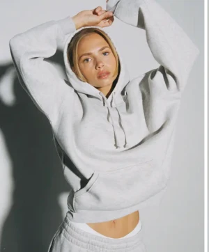 Bikbok hoodie grå strl XS - Bikbok hoodie köpt för ett tag sedan!  Skön grå hoodie ifrån Bikbok. Den är i storlek XS och ”begagnat” skick, men ändå väl omhändertagen (se bild)  Finns en liten fläck på fickan som jag tror går o få bort men jag har inte försökt (därav priset)  Kram Ty