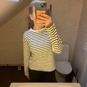 Randig tröja - Fin randig grön tröja, från Zara. Den  har en fläck vid slutet av tröjan, men inget man riktigt ser. Hör av er om ni har några funderingar🩷