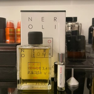 PROFUMUM ROMA NEROLI EDP 100 ml - Helt ny och oanvänd flaska i 100 ml  Nypris är 2790kr men jag säljer denna för 1700kr  Anledningen till varför jag säljer denna är för att min bror köpte fel parfym och han vill sälja den nu så jag drar ner på priset med 1090kr  Allt ingår med lådan