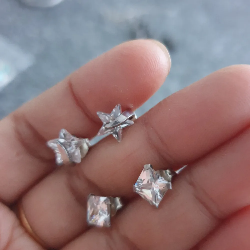 Äkta silver örhänge mycket fint skick som ny.  240kr både par i butiken kostar mer än 500kr . Accessoarer.