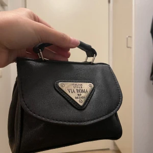 Liten svart väska - Köpte den på Stockholms stadsmission secondhand för 150 kr men har inte använt den en enda gång, är i bra skick. 