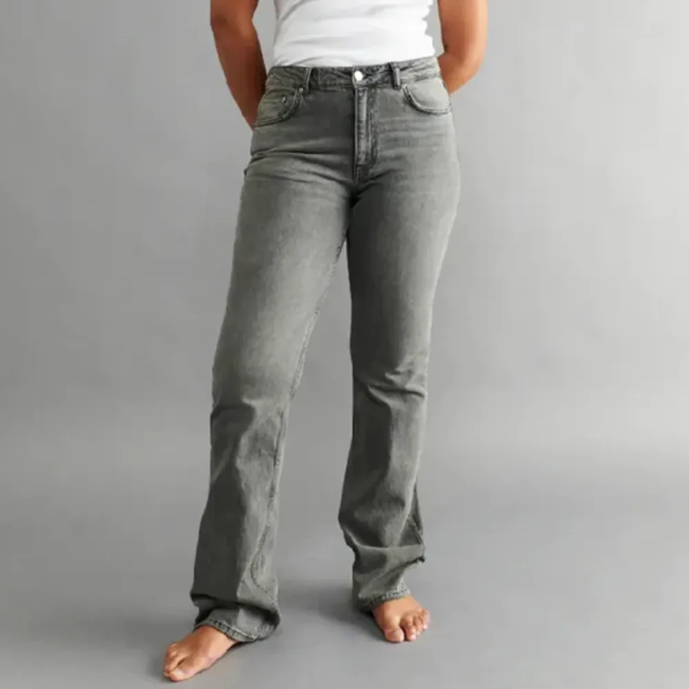 Säljer de populära gråa gina jeansen, kommer tyvärr inte till användning längre, dom är fina i skicket🩶🩶säljer dom billiga för att dom har ett litet slitage längst ned på högra delen för att de var för långa för mig🙈. Jeans & Byxor.