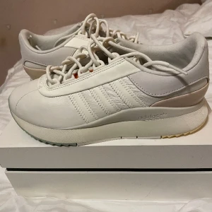 Adidas skor - Har aldrig använt detta och fick de av en sponsor. Pris kan diskuteras! Samt har dessa en bekväm sula med stöd och bra för långa promenadstäckor.
