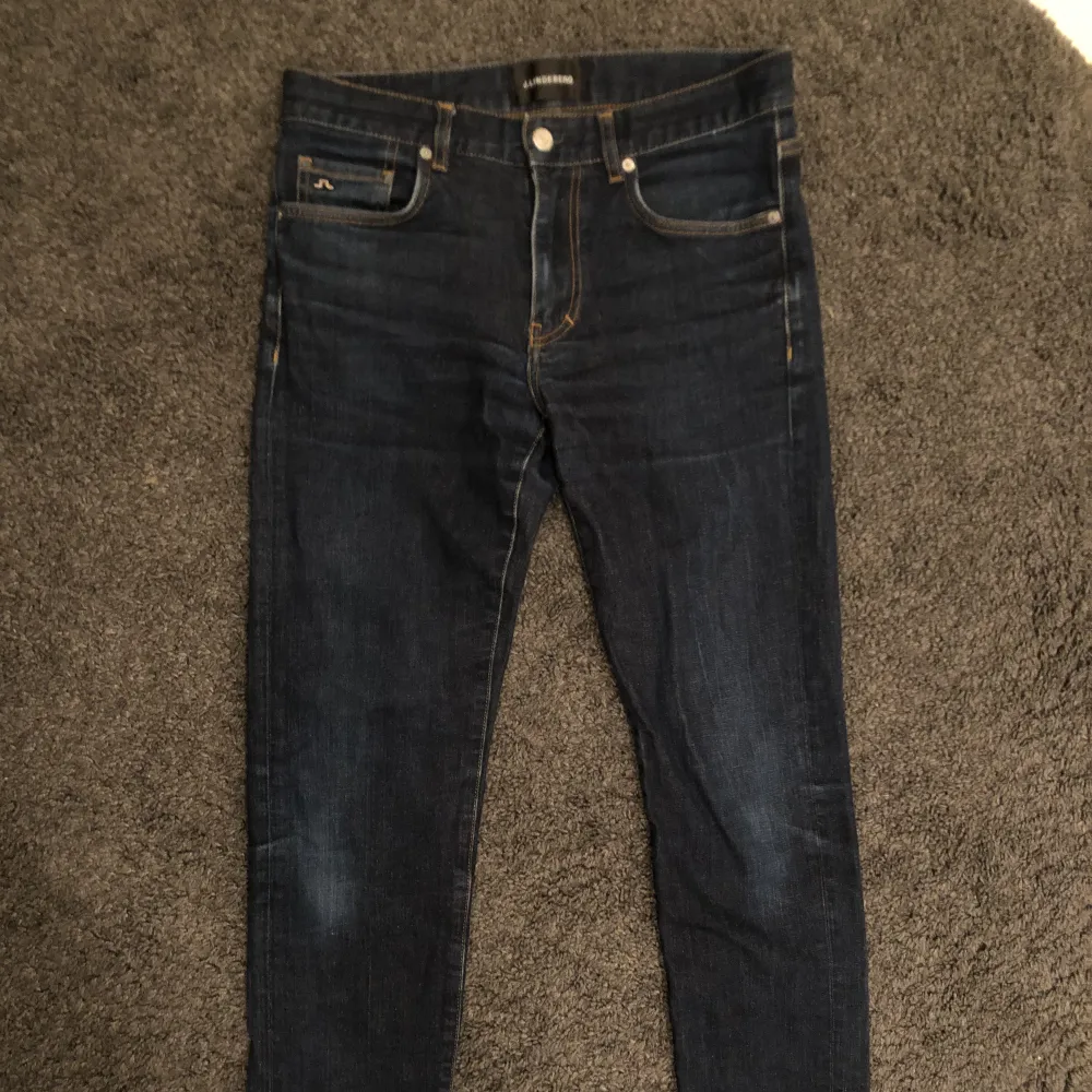 Ett par asköna J Lindeberg jeans som går att köra med allt. Mid Rise slim fit.. Jeans & Byxor.