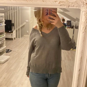 Tunn stickad tröja  - Väldeligt fin off shoulder tunn stickad tröja med slits längst med sidorna i storlek M, 