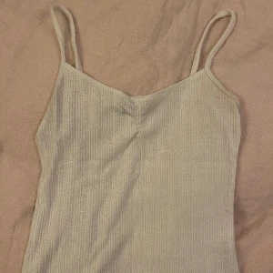 Vitt linne - Gulligt vitt linne som är lite spetsaktigt i jättebra skick. Ser ut som brandy Melville linnen. 