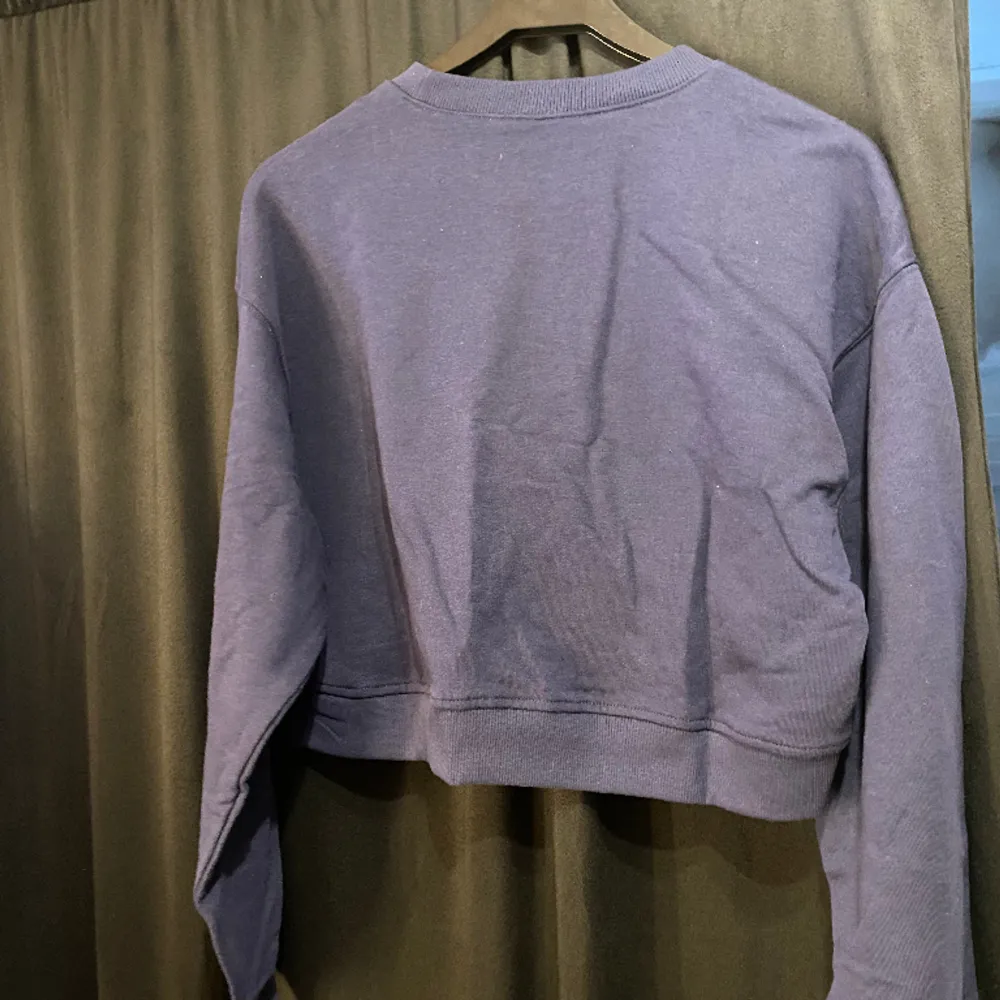 Aldrig använd lappen kvar, mycket fin marinblå sweatshirt (bilden visar fel färg). Hoodies.