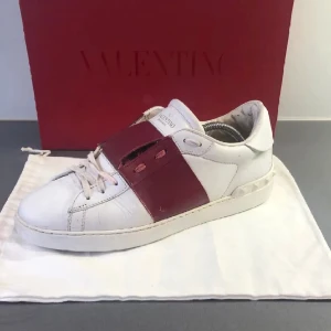 Valentino open sneakers  - Säljer nu mina snygga opens då dem inte kommer så mycke till använding tyvärr är boxen borta men dustbags medföljer Mvh StockholmStilOutlet 