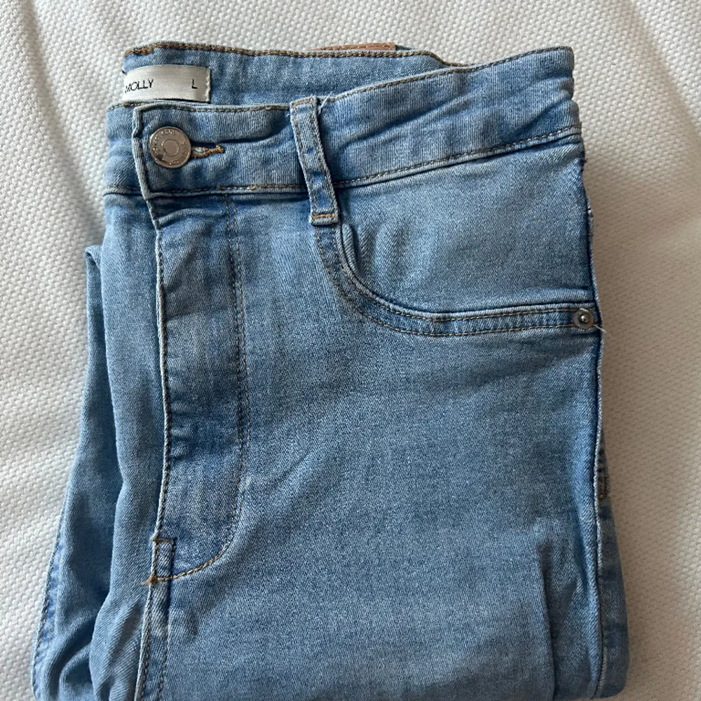 Säljer ett par ljusblåa jeans från Gina Tricot med modellen ”MOLLY”, använda fåtal gånger.. Jeans & Byxor.