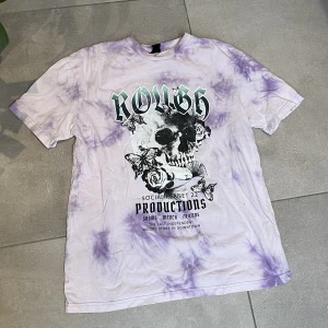 Lila t-shirt - Säljer denna unika tshirt för att jag aldrig använder den längre:/ Den e oversize och färgerna passar så fint på sommaren🫶🏻