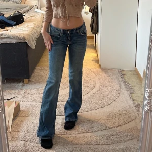Lågmidjade jeans  - Blåa Lowwaist jeans💕 jag är inte helt helt säker men jag tror de är från vintage hm! Midjemått: 70cm Innerbenslängd: 77cm