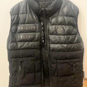Philipp plein väst  - En väst på storlek 3xl men skulle kunna passa storlek M, har bara kommit till cirka 4-5 gånger, möts upp och tar kontanter och Swish men föredrar helst kontant. Västen är från Italien, använder inte pågrund av att den inte passar mig. Kan prata om priset.