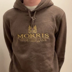 Morris Hoodie  - Tjena säljer denna morris Hoddie. Som ja köpte på jhonells inte använt mycket. Ny skick! Storlek S