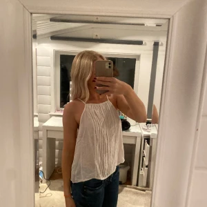 Vit topp  - Vit somrig topp som jag aldrig använt❤️