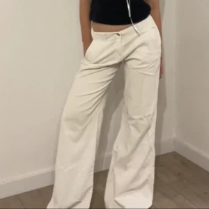 Byxor - Assnygga lågmidjade byxor. Skönt Manchester tyg. De är precis som nya⭐️ 38cm tvärs över midjan!