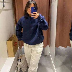 Gina tricot Hoodie - Säljer min hoodie från gina som börjat bli populär, knappt använd men så skön och verkligen så fin.❤️