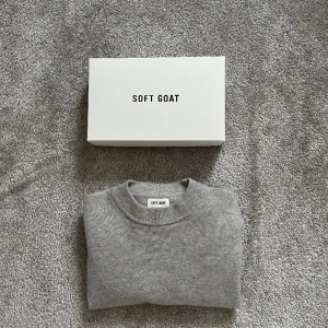 Soft goat tröja  - Säljer min sååå fina Kashmir tröja från soft goat i en superfin grå färg, men lite bredare armar ned till. Älskar den tröjan, men börjar bli för liten. Tröjan är från deras förra barnkolektion som nu har utgått. Funkar för XS/S. Skicka för fler bilder