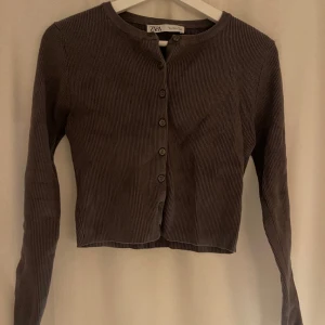 Zara topp - Säljer denna snygga toppen från Zara som knappt är använd! Står strl L men sitter som XS/S ✨ Färgen är brun/grå