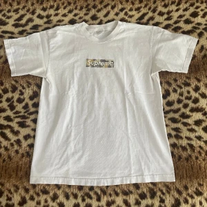 Vintage Supreme T-shirt - Pappas gamla Supreme tisha från 90-talet! Fortfarande i bra skick!