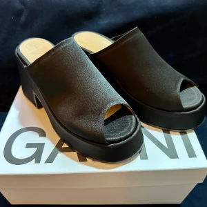 Ganni platåskor i nyskick. Storlek 41 - Platåskor från Ganni i satin. Nyskick i låda, aldrig använda.  Nypris: 3100:-