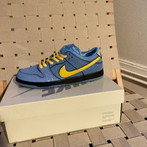 Powerpuff bubbles low Sb  - Hej! Säljer ett par deadstock Powerpuff dunks i strl 44. Pris kan diskuteras. 