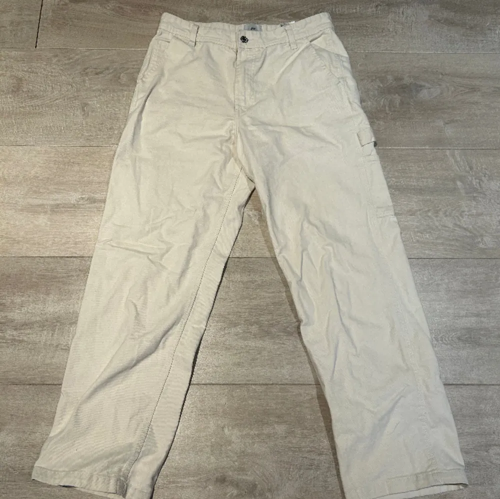 Säljer dessa vita jeans i bra kvalite  Priset kan diskuteras. Jeans & Byxor.
