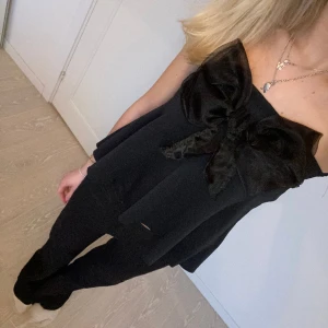 Topp med rosett  - Så sjukt fin topp med rosett från zara som är helt perfekt nu till nyår❤️ sparsamt använd 