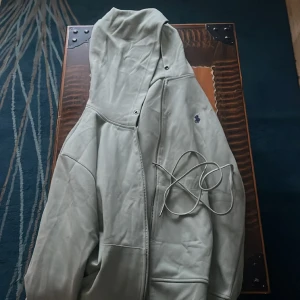 Raulph lauren hoodie  - Storlek M på tröjan, säljer tröjan eftersom den inte passar mig längre helt enkelt, tveka inte på att ställa frågor! Obs pris är diskuterbart 