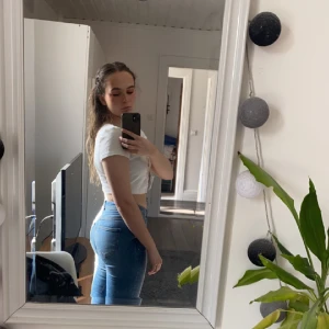 Blåa bootcut midwaist jeans - Blåa bootcut jeans!💓säljer då dem är lite för korta på mig som är ca 167 cm. Stlr 36/, 26/30. Använda Max tre gånger⭐️sitter för övrigt så fint, nypris 449kr🫶🏼köparen står för frakt💓