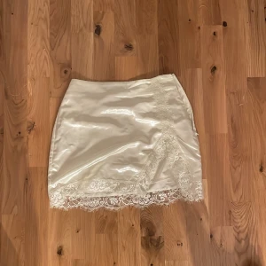 Kjol - Så fin siden kjol med spets detaljer och slit, aldrig använd💕