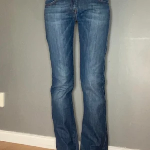 Lådmidjade jeans - Säljer vidare dessa jätte snygga jeans då de tyvärr var för små för mig💕 De är i bra skick och ser inga skador någonstans. Midjemåttet är 39cm och innerbensmåttet är 82cm💕 bilderna är lånade och om ni har några frågor är det bara att skriva💕