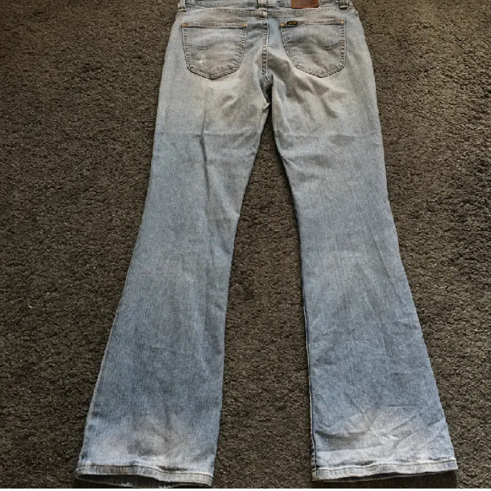 Super snygga lee jeans i bra skick som tyvärr är för stora för mig (vanligtvis en xs/s) stl w32 och L32. Skulle säga att dem passar stl S/M. (Har tyvärr inte några bilder med dem på)💗. Jeans & Byxor.